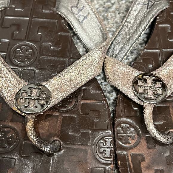 Tory Burch Thora Thong Sandal 9 Brown Glitter Leather Flip Flops Logo Medallion - Picture 5 of 16